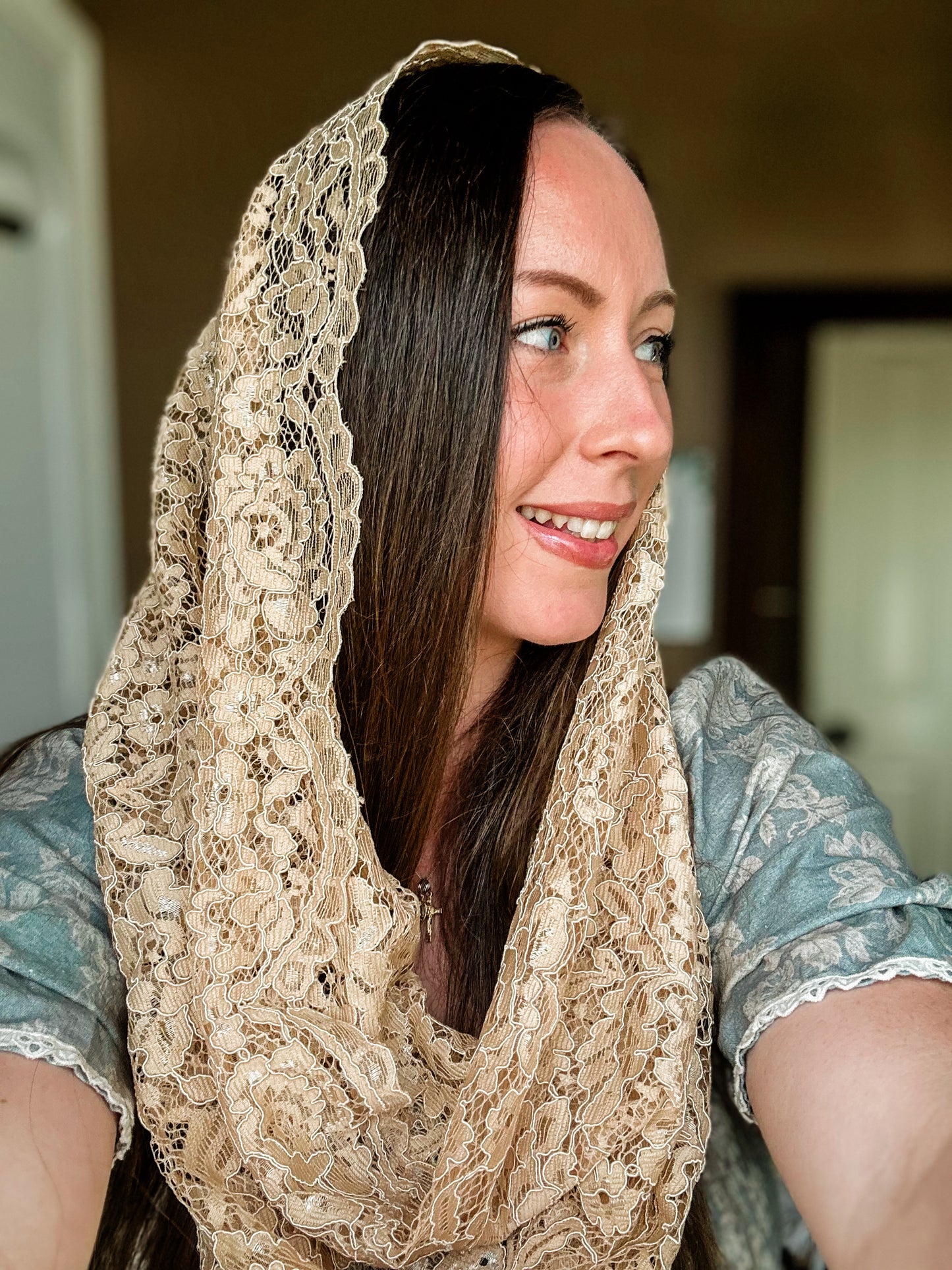 Tan Infinity Mantilla
