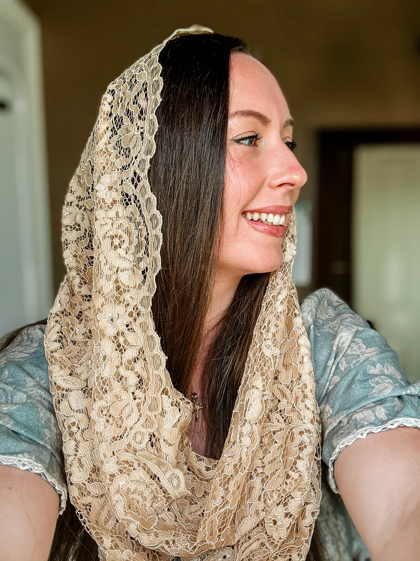 Tan Infinity Mantilla