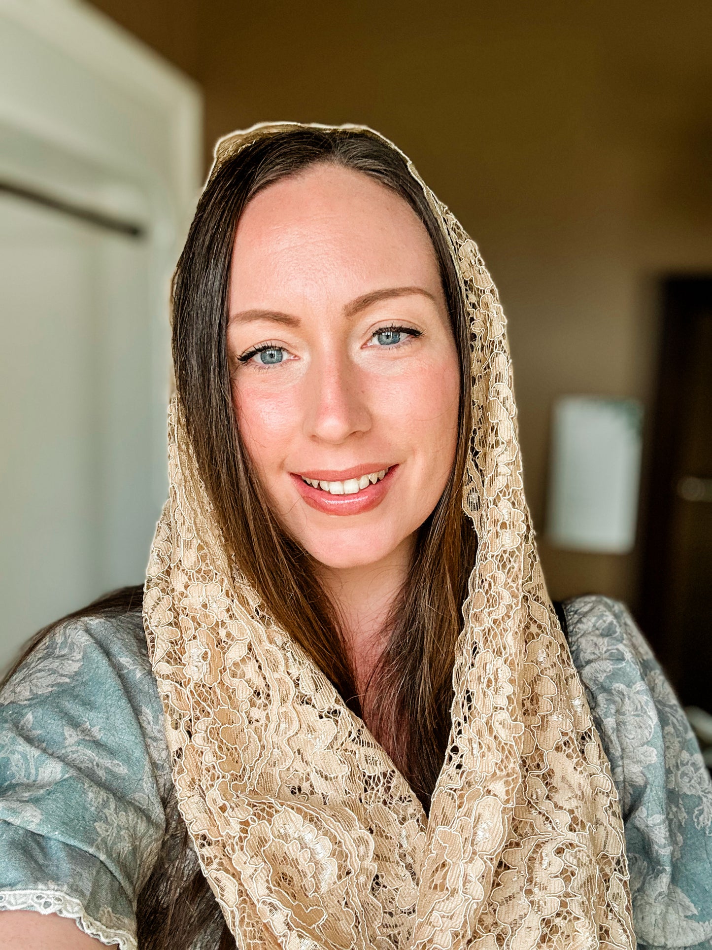 Tan Infinity Mantilla