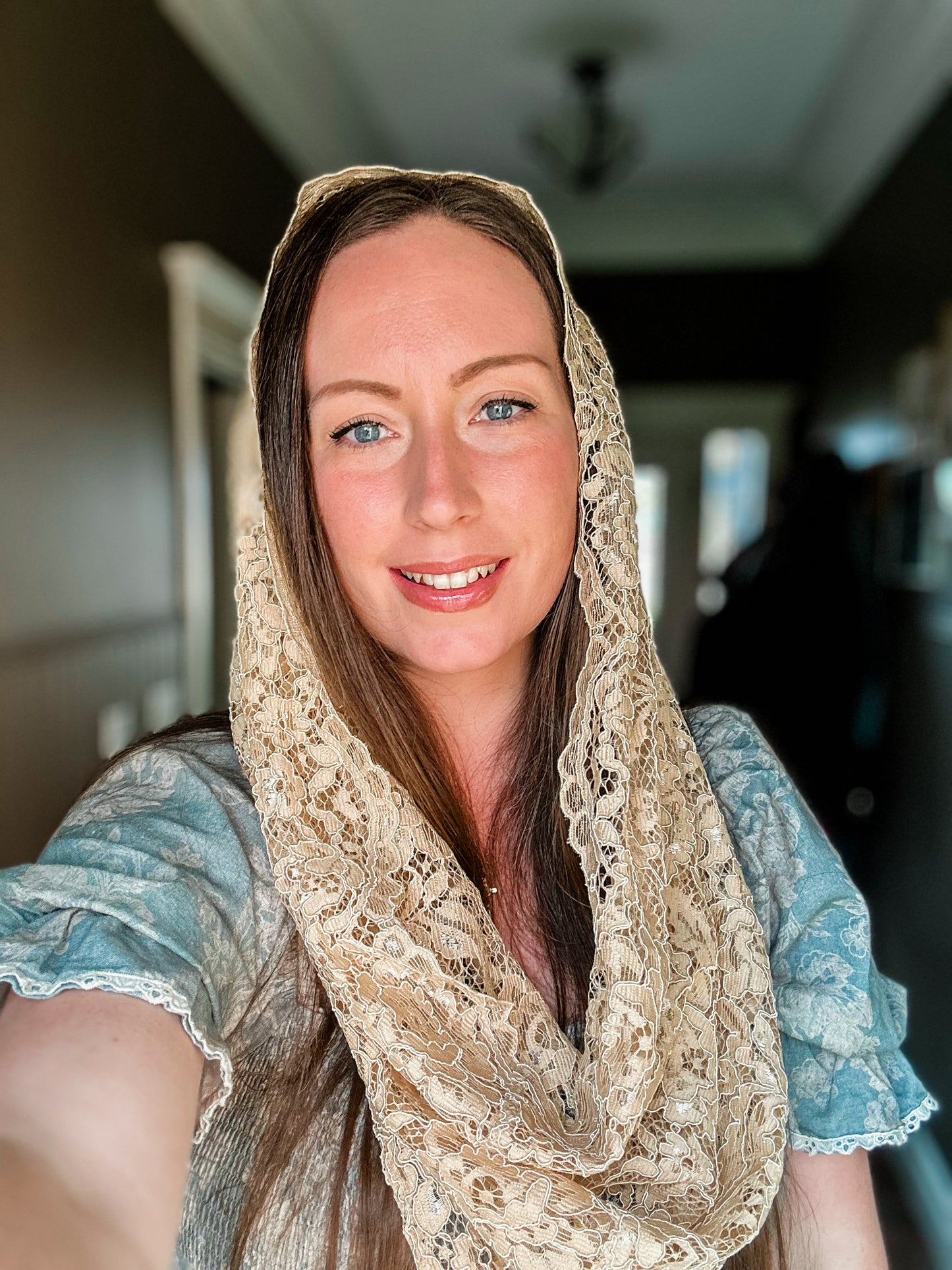 Tan Infinity Mantilla