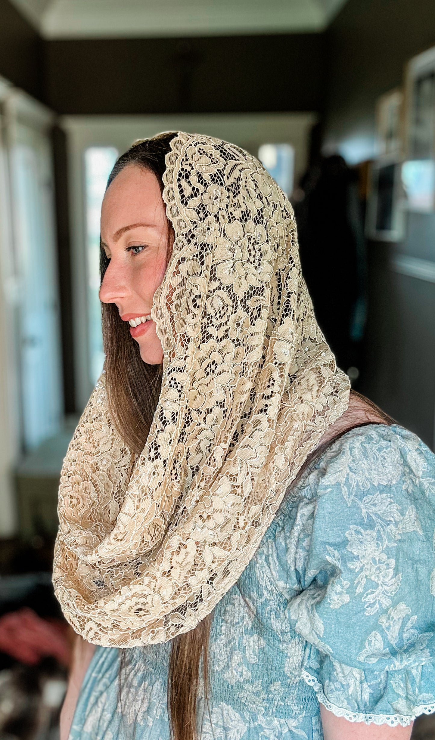 Tan Infinity Mantilla