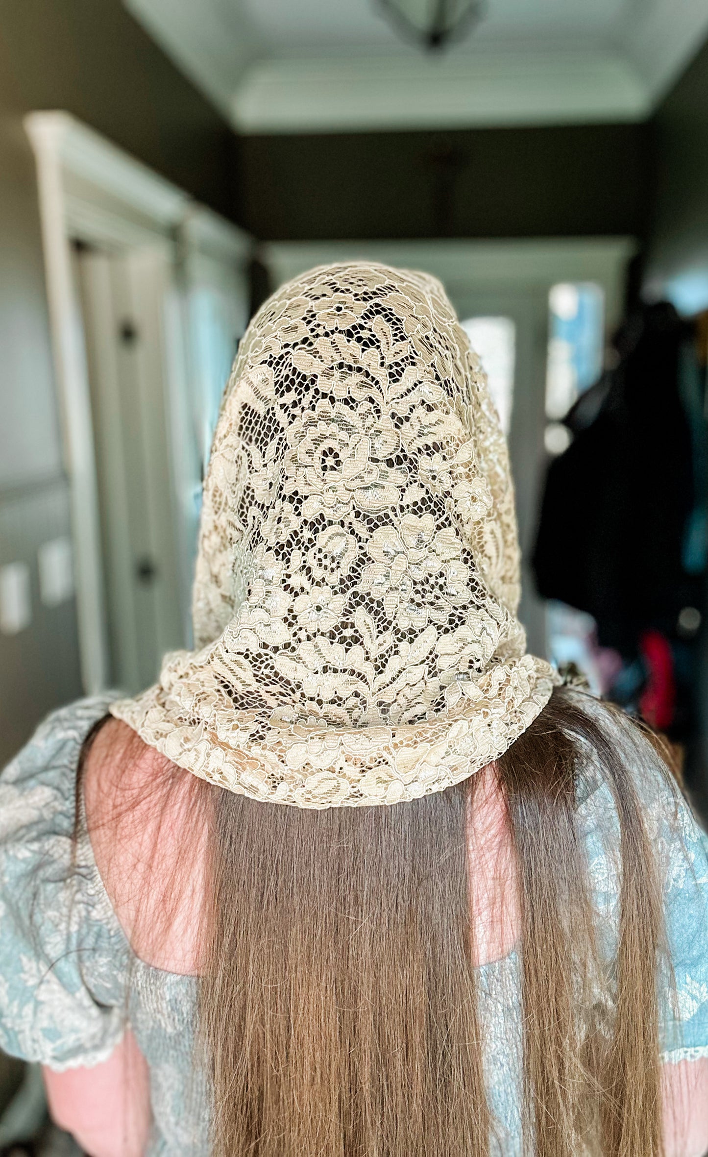 Tan Infinity Mantilla