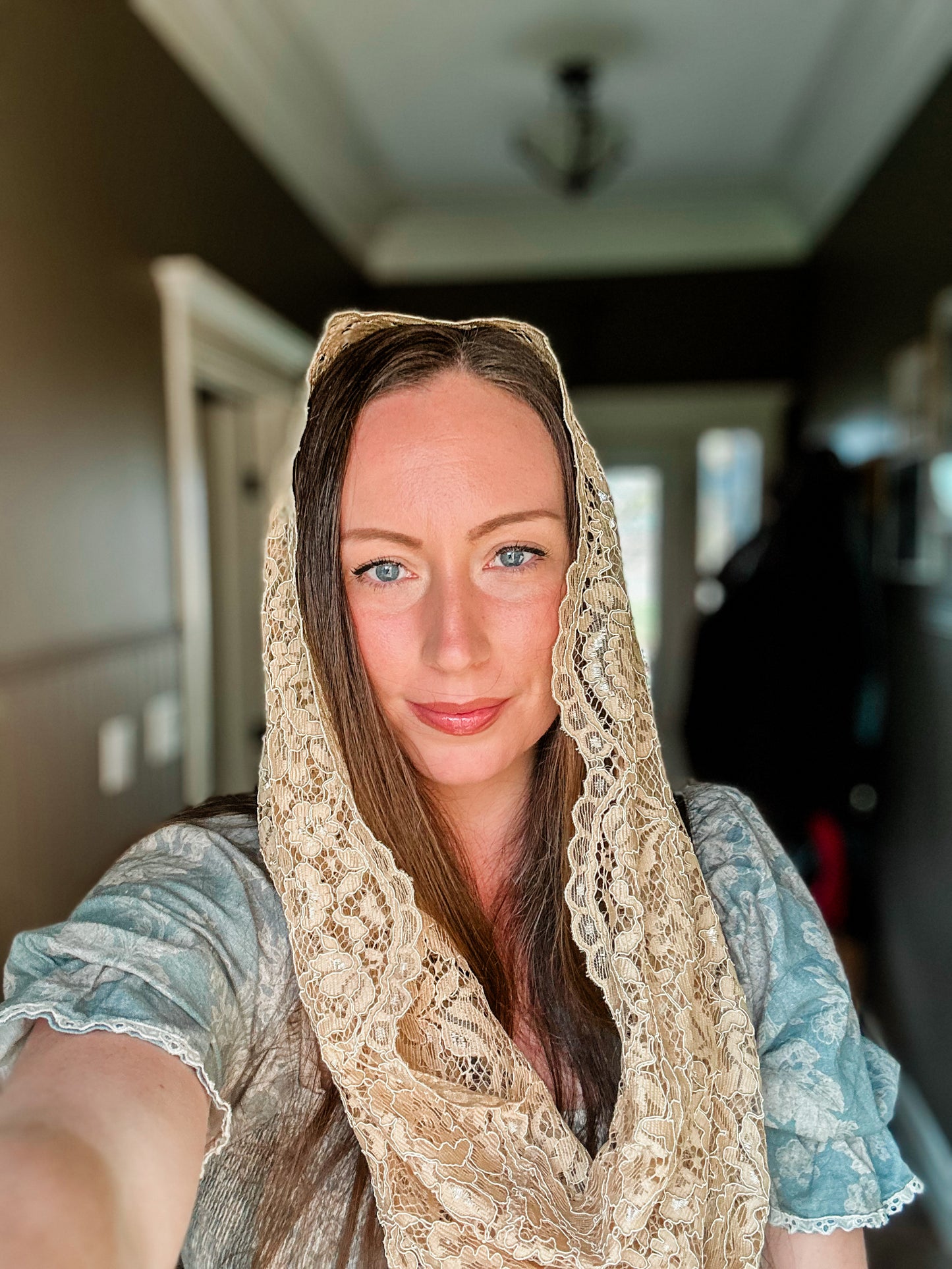 Tan Infinity Mantilla