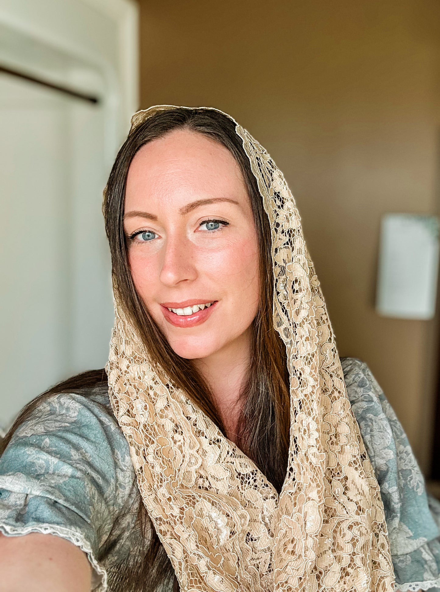 Tan Infinity Mantilla