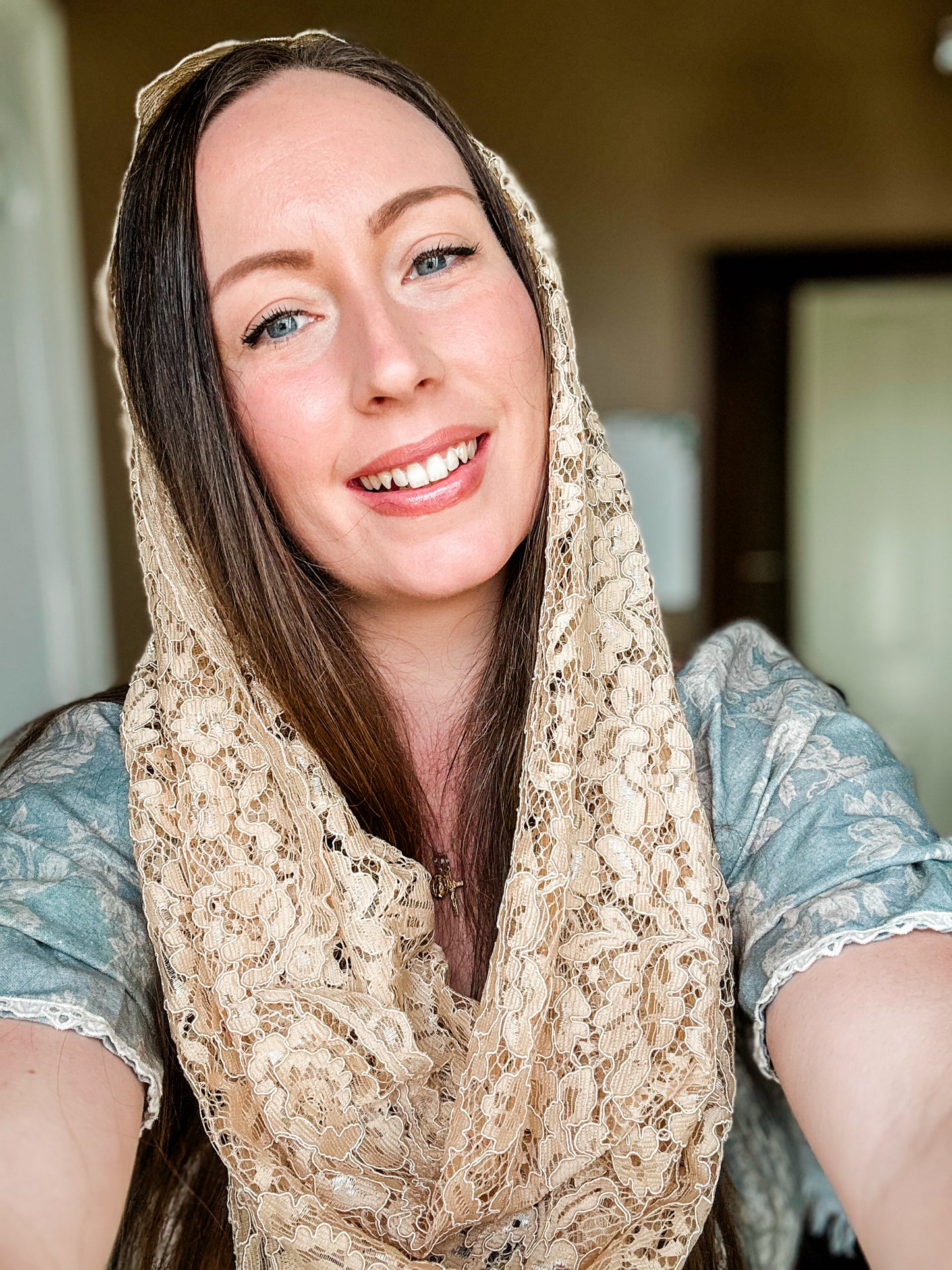 Tan Infinity Mantilla