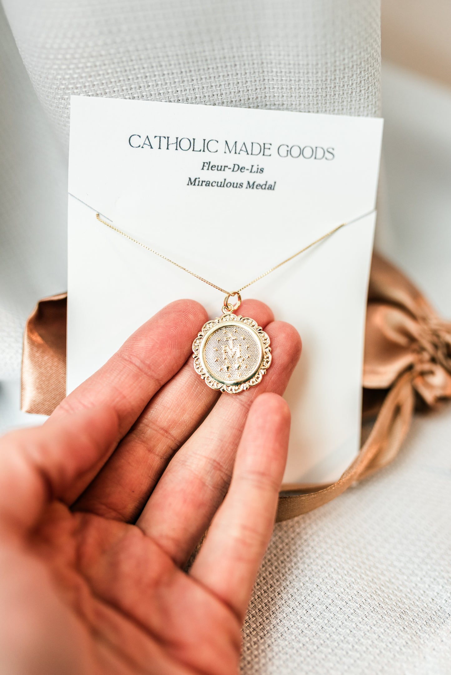 18k Miraculous Medal - Floral design