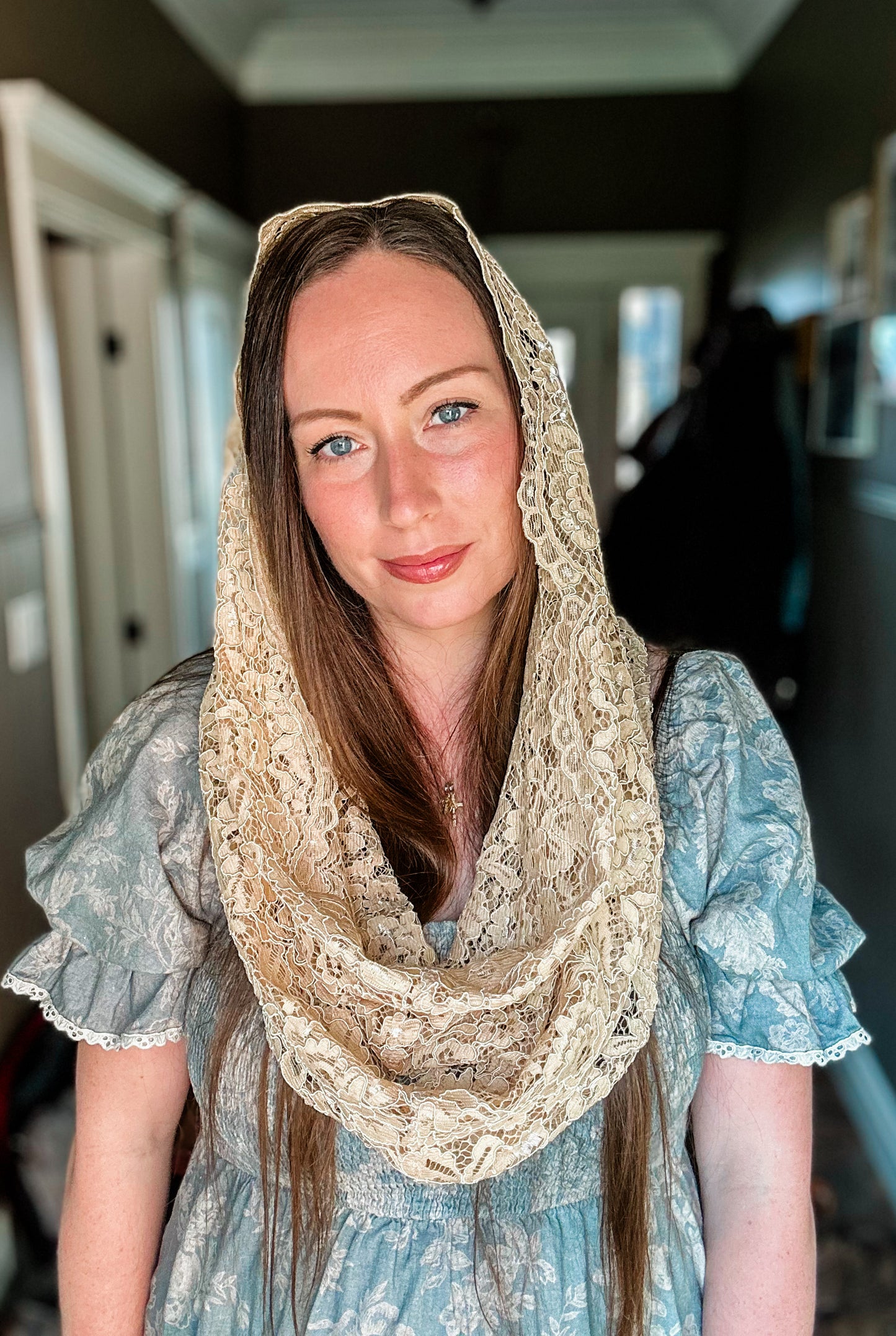 Tan Infinity Mantilla